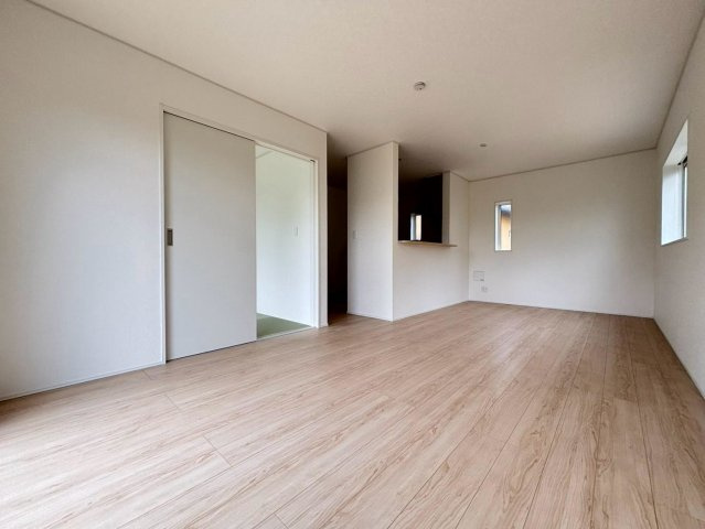 【商談中】クワイエ　大垣市荒尾町第３　全１区画分譲の居間・リビング|フローリング材は木目調でナチュラルな美しさ。様々な傷やクラックの発生を大幅に抑える特殊加工済みです。
床材に受ける様々な傷や、温度・湿度変化によるクラックの発生を大幅に抑える特殊加工を施工済み。