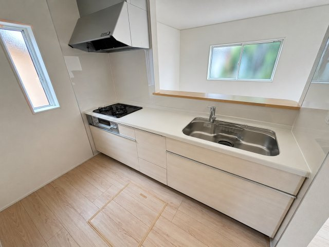 【商談中】クワイエ　大垣市荒尾町第３　全１区画分譲のキッチン|お手入れがラクなステンレスをワークスペース部分トップに使用した、機能的で美しいシステムキッチンです。
浄水器組込み水栓でシンクまわりがスッキリ広々お使いいただけます。フラットな造りでお掃除も楽々です。