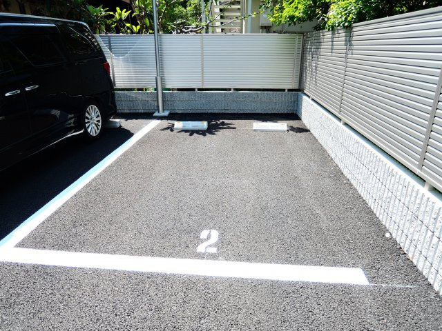 マンション東岡の駐車場