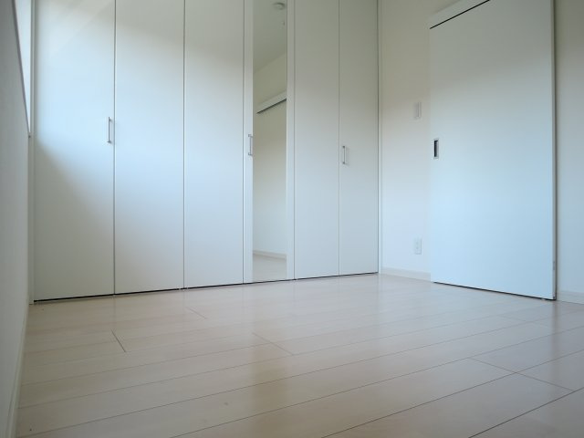 マンション東岡の洋室