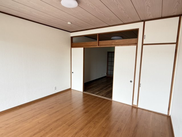 コウシンハイツの洋室
