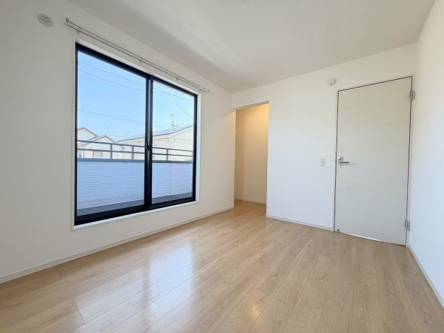 三郷市早稲田3丁目　中古戸建の洋室|北側バルコニーに面したWIC付きの洋室6帖