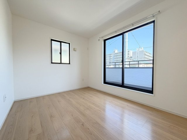 三郷市早稲田3丁目　中古戸建の洋室|2面採光で明るい洋室6帖・子供部屋としていかがでしょう