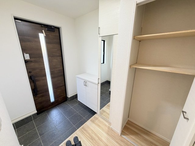 三郷市早稲田3丁目　中古戸建の玄関|収納豊富な玄関です