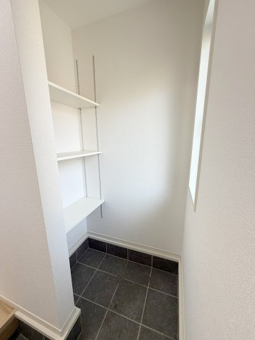 三郷市早稲田3丁目　中古戸建の玄関|ベビーカーやアウトドア用品の収納にも便利な土間収納付き
