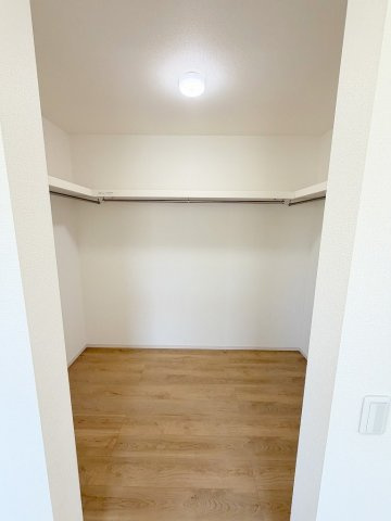 三郷市早稲田3丁目　中古戸建の収納|季節物の大物家電の収納にも便利な大型ウォークインクローゼット