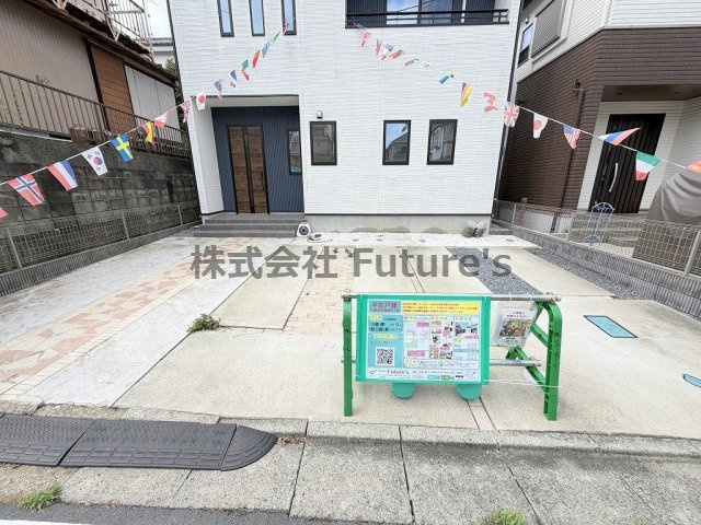 三郷市早稲田3丁目　中古戸建の駐車場|家族の車＋来客用にも便利な並列3台駐車可能