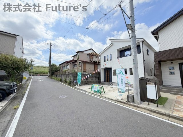 三郷市早稲田3丁目　中古戸建の前面道路含む現地写真|前面道路含む現地写真です。