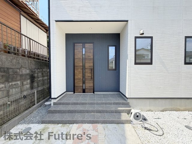 三郷市早稲田3丁目　中古戸建のエントランス|玄関アプローチ