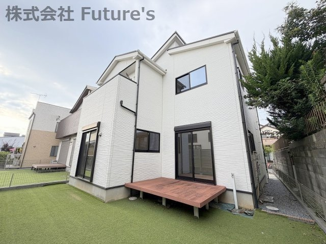 三郷市早稲田3丁目　中古戸建の外観|お子様のプール遊びやガーデニングも楽しめる南側に広々庭付きです