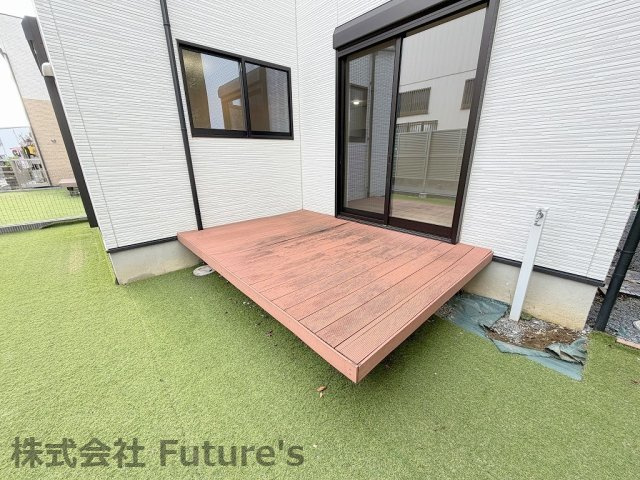 三郷市早稲田3丁目　中古戸建の庭|ウッドデッキ付きでBBQも楽しめますね