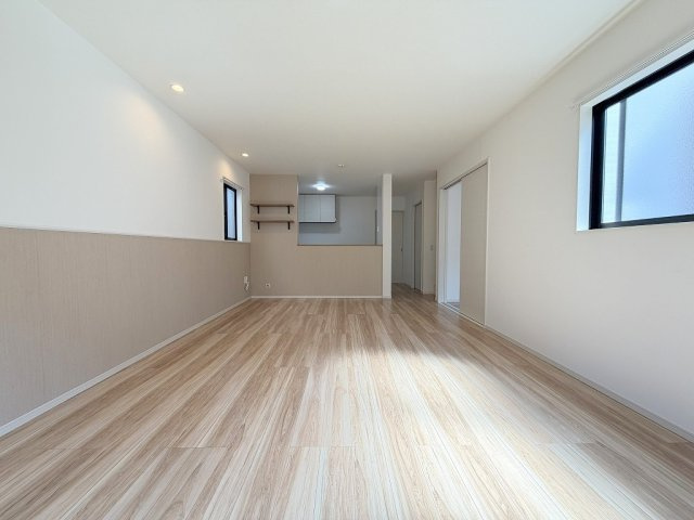 三郷市早稲田3丁目　中古戸建の居間・リビング|壁紙貼替済みで室内大変キレイです