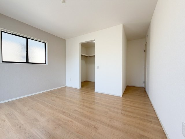 三郷市早稲田3丁目　中古戸建の洋室|WICが付いた主寝室8帖