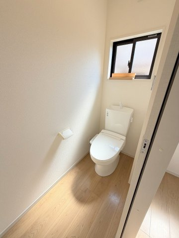 三郷市早稲田3丁目　中古戸建のトイレ|2階のトイレです