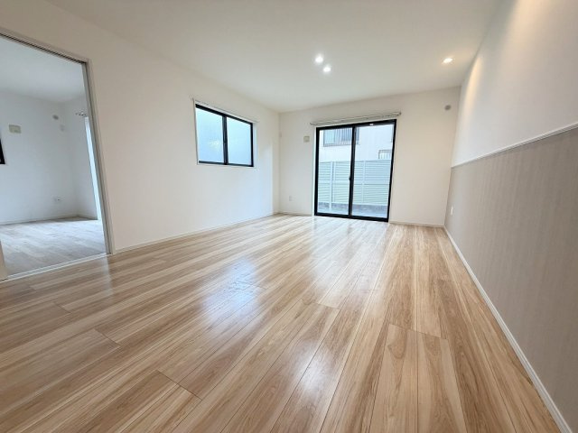 三郷市早稲田3丁目　中古戸建の外観|家族の車＋来客用にも便利な並列3台駐車可能