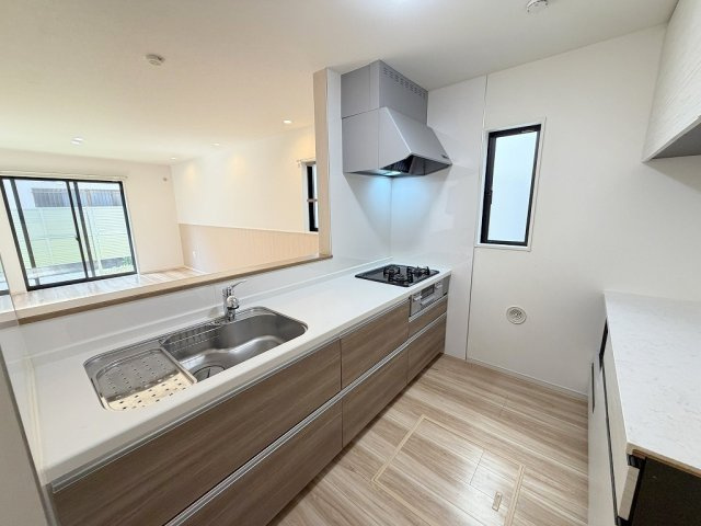 三郷市早稲田3丁目　中古戸建のキッチン|リビング全体が見渡せる対面システムキッチン