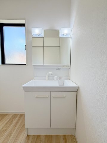 三郷市早稲田3丁目　中古戸建の独立洗面台|三面鏡付きシャワードレッサーで朝の準備も快適