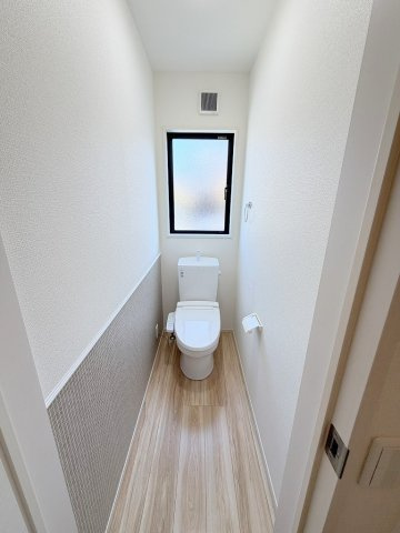 三郷市早稲田3丁目　中古戸建のトイレ|1階のトイレです