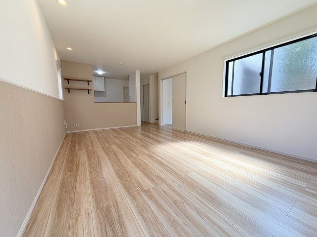 三郷市早稲田3丁目　中古戸建の居間・リビング|ソファやダイニングセットを置いてもゆとりのある18帖のリビング