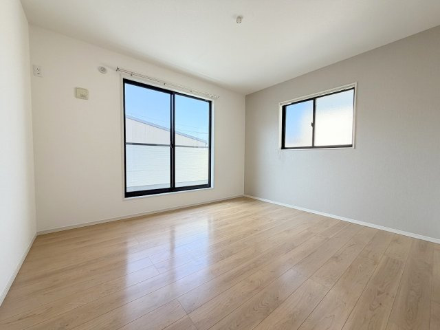 三郷市早稲田3丁目　中古戸建の洋室|バルコニーに面した明るい洋室8帖・主寝室としていかがでしょう