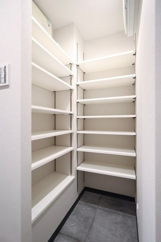 ガーデンヴィラ三軒茶屋の玄関|ガーデンヴィラ三軒茶屋：玄関にはシューズインクローゼットがあり靴もスッキリ収納可能です！