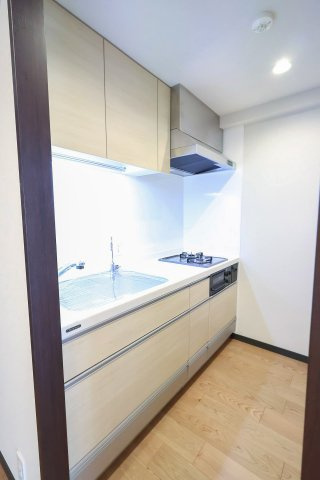 ガーデンヴィラ三軒茶屋のキッチン|ガーデンヴィラ三軒茶屋：２口コンロの独立型キッチンは収納力もありキッチン用品もスッキリ収納可能です！
