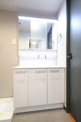 ガーデンヴィラ三軒茶屋の洗面所|ガーデンヴィラ三軒茶屋：三面鏡が付いた収納力もある洗面化粧台です！