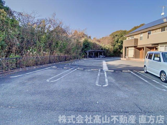 直方市大字頓野のアパートの駐車場