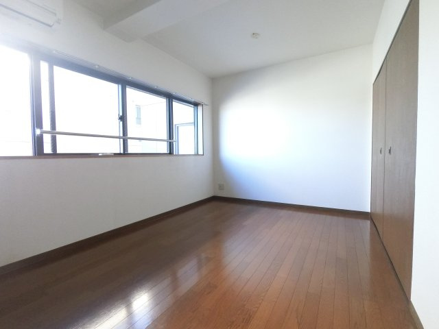 グローバル駿河台の洋室
