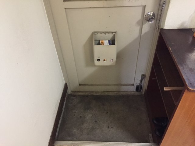 川出マンションの玄関