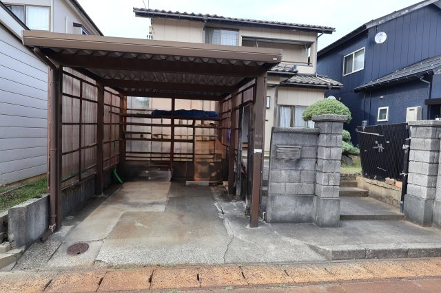 見附市緑町　土地建物の駐車場