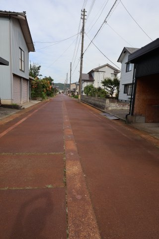 見附市緑町　土地建物の前面道路含む現地写真