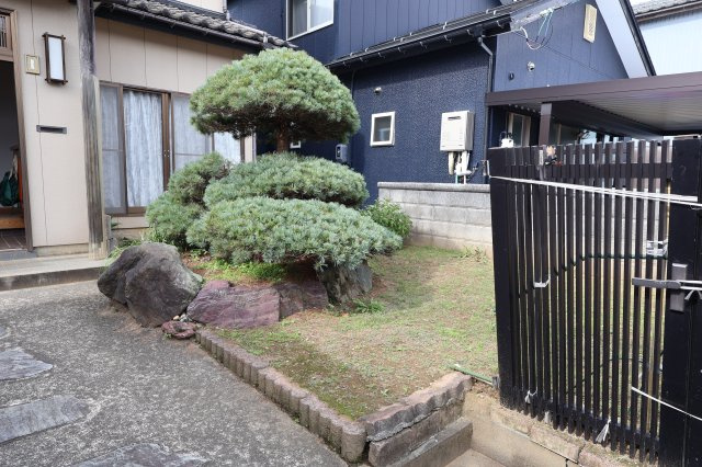 見附市緑町　土地建物の庭