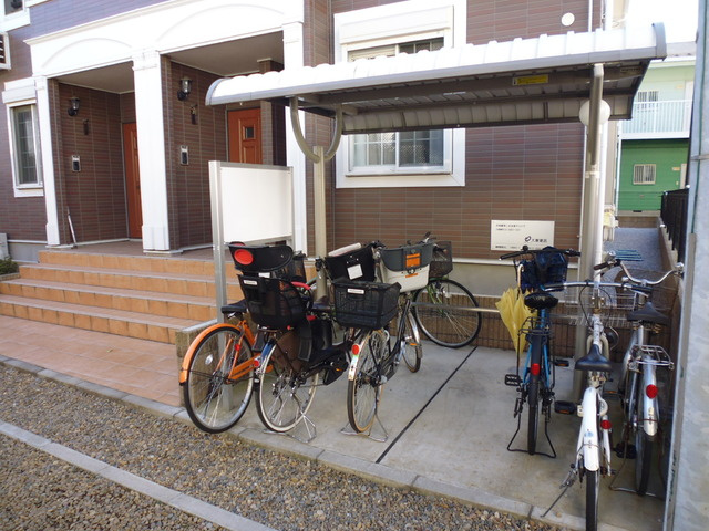 ブリッサのその他共用部分|屋根付きの駐輪場もあります。