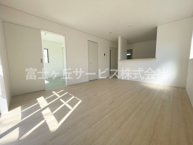 【居間・リビング】 | 菊川市柳3丁目 3期 新築一戸建て | おしゃれなリビングです