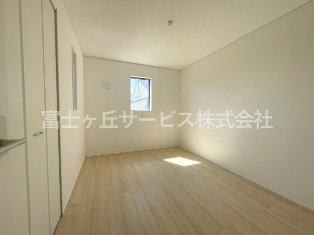 【洋室】 | 菊川市柳3丁目 3期 新築一戸建て | 個人の部屋や寝室として使える洋室です