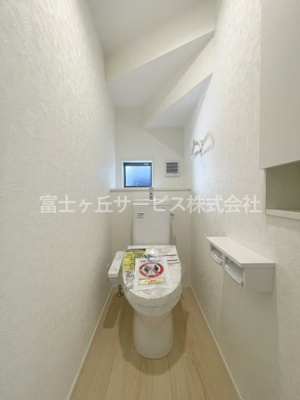 【トイレ】 | 菊川市柳3丁目 3期 新築一戸建て | 1階トイレです
