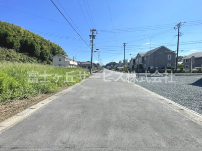 【前面道路含む現地写真】 | 菊川市柳3丁目 3期 新築一戸建て | 前面道路含む現地写真です