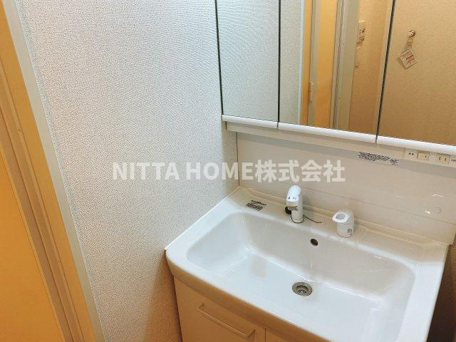 ボナールⅡの独立洗面台|三面鏡のシャワー付き洗面台付き＊