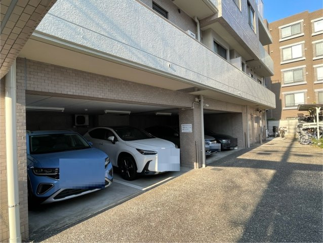 クレアモントハウスの駐車場