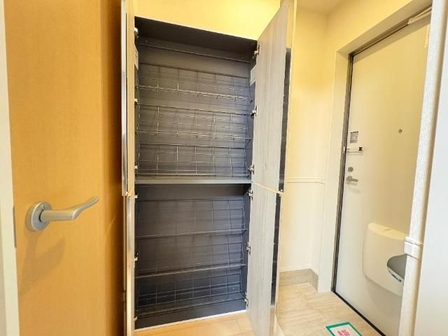 立川市富士見町２丁目のアパートの玄関