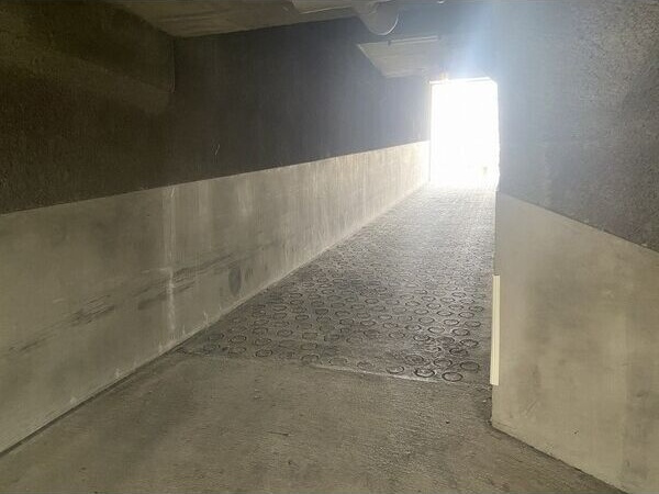 紀志屋ビルの駐車場