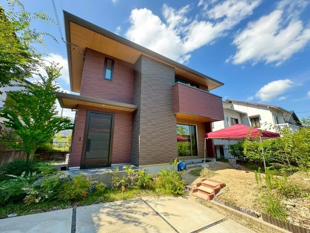 草津市若草7丁目　中古戸建ての外観|積水ハウス施工の木造住宅「SHAWOOD」。耐久性の高い陶版外壁ベルバーンを使用した、高級感ある佇まい。
