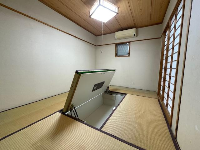 成田東が丘　中古一戸建ての和室|和室6.0帖　床下収納
■物件内覧・資金計画相談・住宅ローン相談、リフォーム相談、お問合せ受付中■
※当日・翌日のご内覧、ご相談はお電話でのお問合せがスムーズです！
