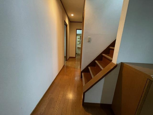 成田東が丘　中古一戸建ての内装|玄関ホール　階段
■物件内覧・資金計画相談・住宅ローン相談、リフォーム相談、お問合せ受付中■
※当日・翌日のご内覧、ご相談はお電話でのお問合せがスムーズです！