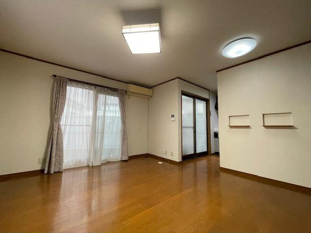 成田東が丘　中古一戸建ての居間・リビング|LDK15.2帖
■物件内覧・資金計画相談・住宅ローン相談、リフォーム相談、お問合せ受付中■
※当日・翌日のご内覧、ご相談はお電話でのお問合せがスムーズです！