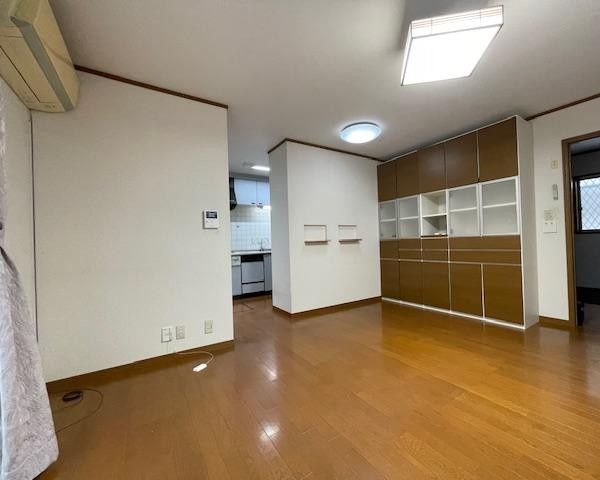 成田東が丘　中古一戸建ての居間・リビング|LDK15.2帖
■物件内覧・資金計画相談・住宅ローン相談、リフォーム相談、お問合せ受付中■
※当日・翌日のご内覧、ご相談はお電話でのお問合せがスムーズです！