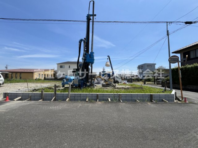 【外観】 | 菊川市下平川 3期 新築一戸建て 1号棟 | 現在建築中の外観画像です。ご内覧は同じメーカーの完成物件へご案内いたしますので、いつでもご相談ください！