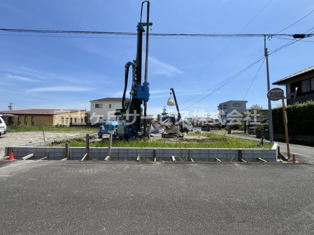 【外観】 | 菊川市下平川 3期 新築一戸建て 1号棟 | 現在建築中の外観画像です。ご内覧は同じメーカーの完成物件へご案内いたしますので、いつでもご相談ください！