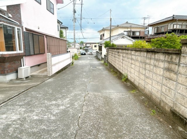 売中古戸建　富士市中丸の前面道路含む現地写真